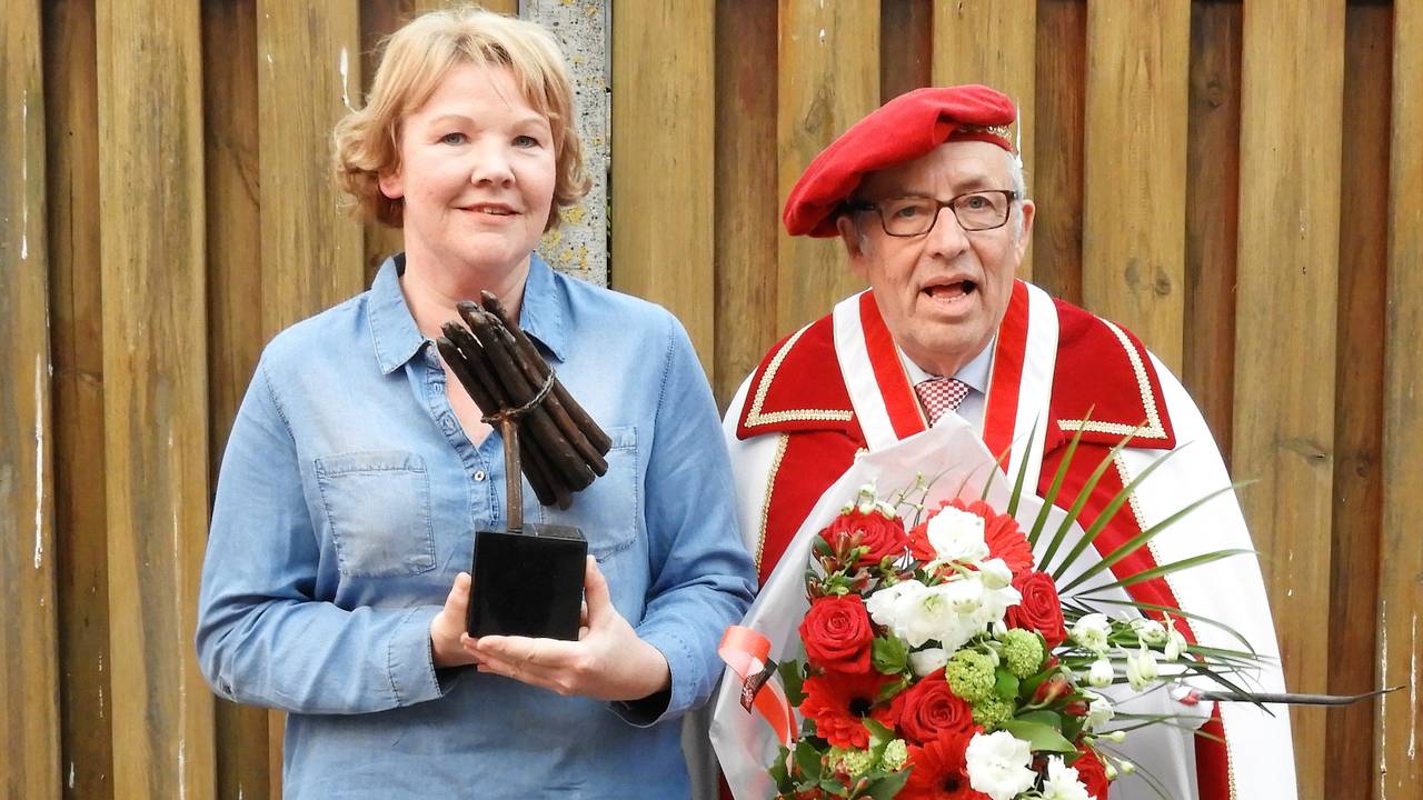 Winnares Cindy van der Putten en voorzitter Chris Dekkers. (Foto: Brabants Asperge Genootschap)