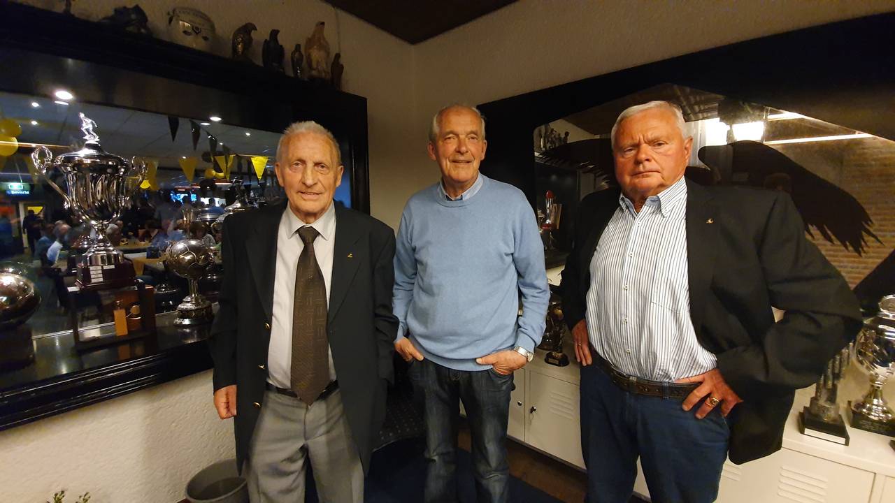 v.l.n.r. oud-spelers vv De Valk: Toon Vereijken, Leo Cleven en Willy Jobse