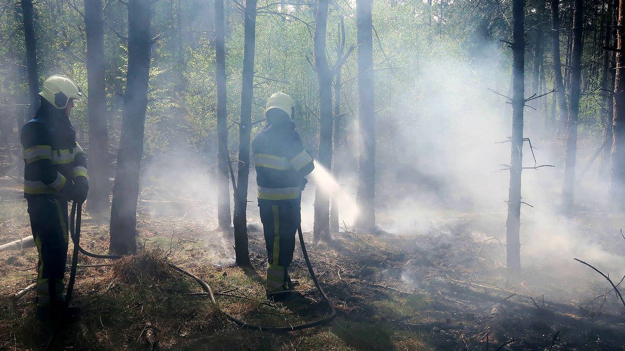 De brandweerlieden stampten de eerste vlammen uit met hun voeten en blusten daarna de brand na met water. (Foto: Gabor Heeres/SQ Vision Mediaprodukties)