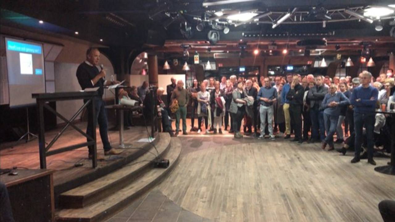 Inwoners van Sint Anthonis kwamen bijeen omdat ze zich storen aan het optreden van hun gemeentebestuur.