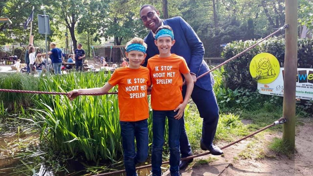 Mels en Jelle hadden hun eerste 'overleg' met de directeur van Jantje Beton. (Foto: Fb Directeur Dave Ensberg-Kleijkers)