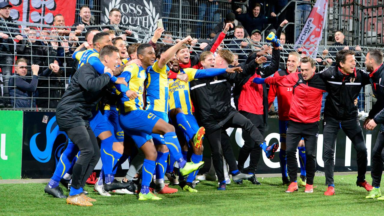 Vreugde bij de spelers van TOP Oss na de 0-4 zege bij Helmond Sport. (Foto: Orange Pictures)
