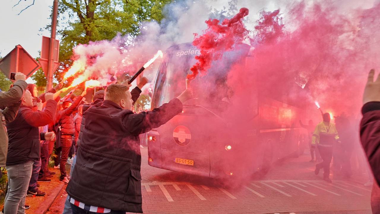 Honderden supporters zwaaien de spelersbus uit. (foto: Toby de Kort)