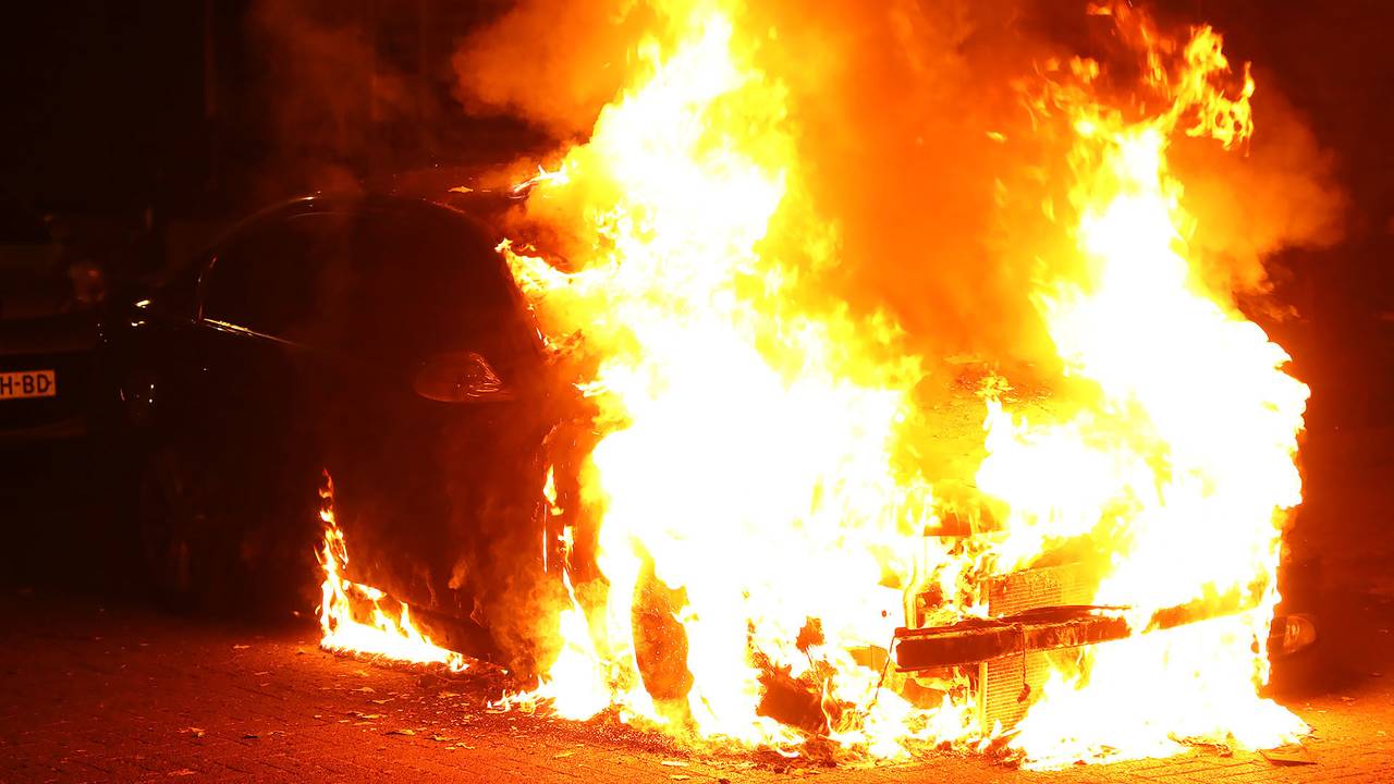 Nu ging een BMW in vlammen op. (Foto: Gabor Heeres/SQ Vision)