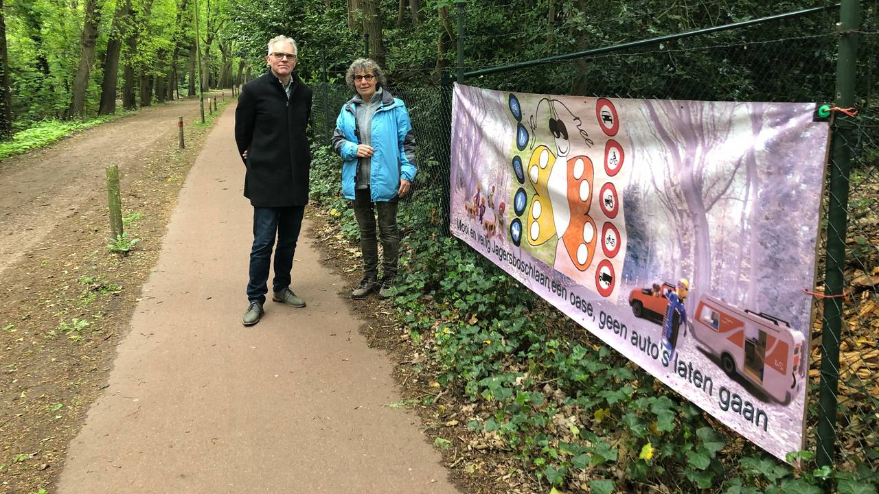 Peter Collard en Nelly Theunissen bij een spandoek in de Jagersboschlaan.