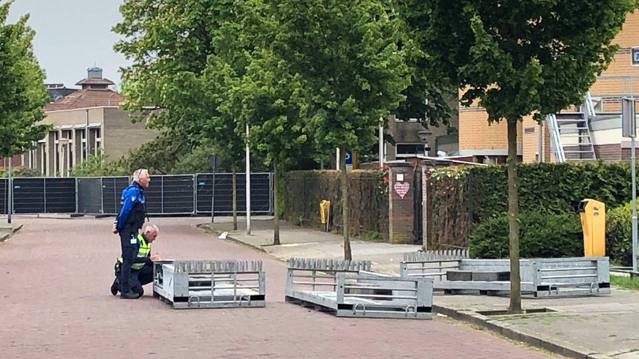 De wegen naar de moskee worden afgezet. (Foto: René van Hoof)