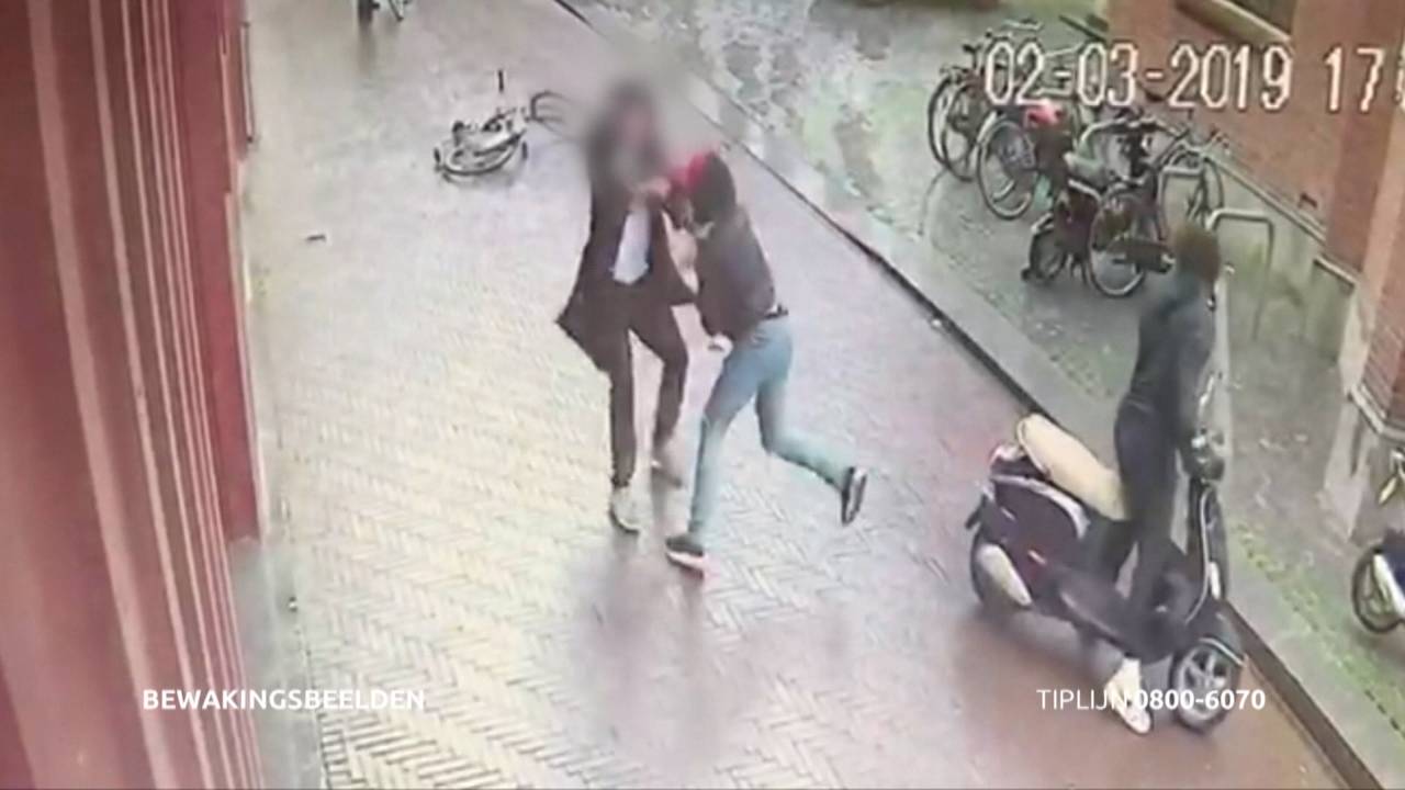 De mannen slaan de fietser neer (foto: Bureau Brabant)