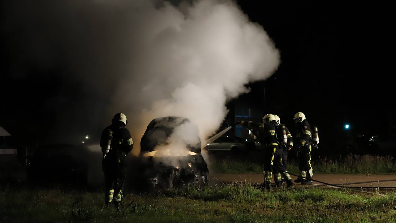 De autobrand in Grave (foto: SK-Media).