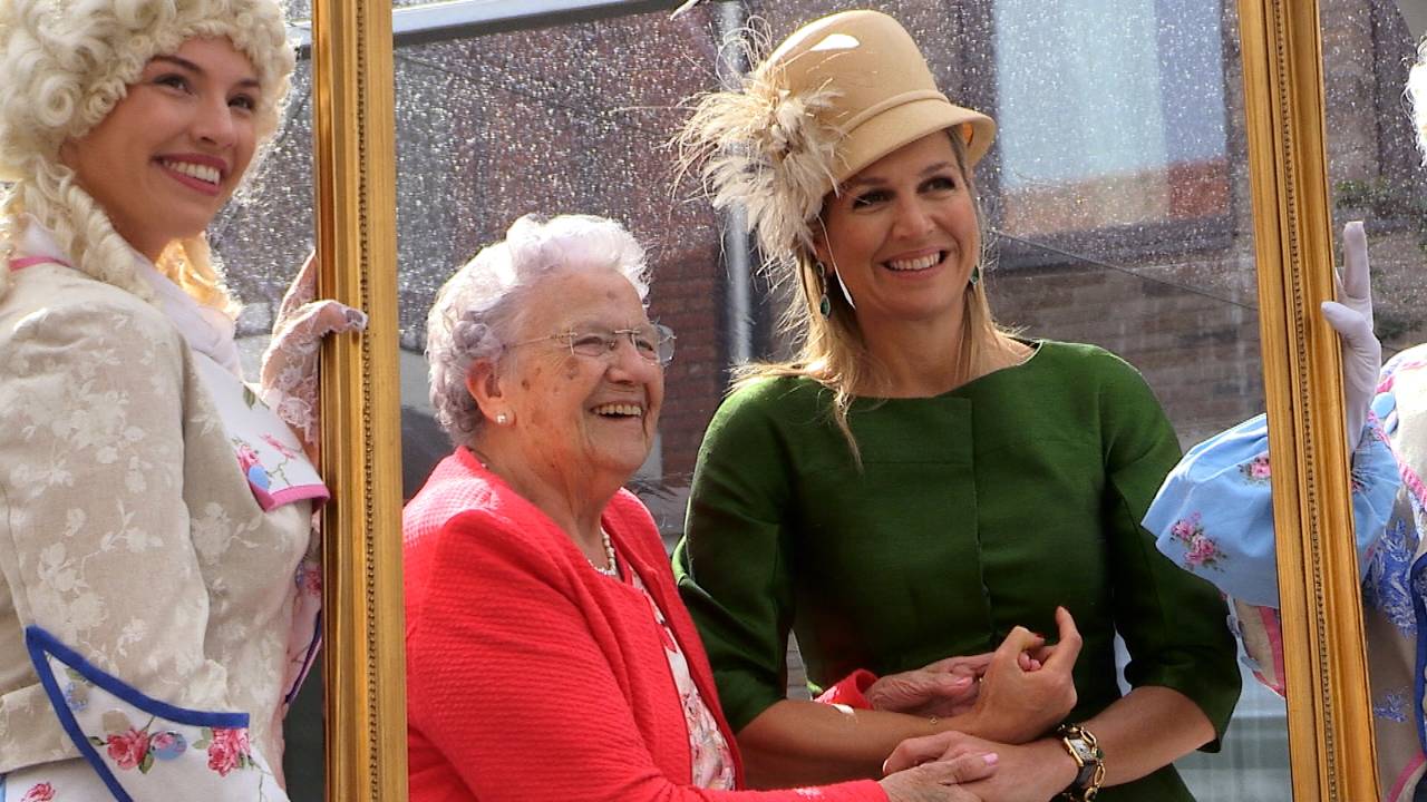 Máxima poseert met mevrouw Peeters-Iriks (foto: Raymond Merkx).