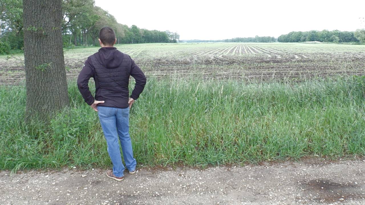 Kees Leenders uit Helenaveen bij het veld waar de windmolens moeten komen.