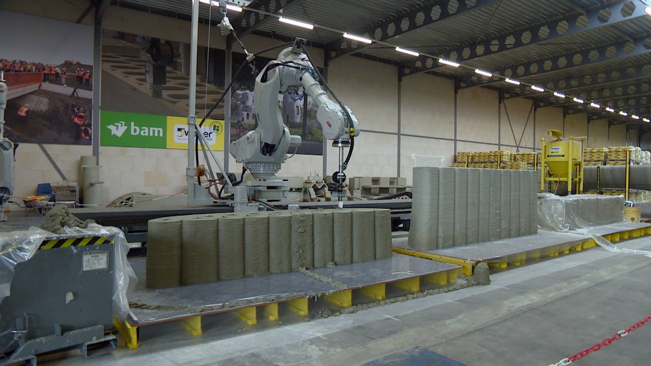 De robot-3D-printer draait zijn hand niet om voor de langste geprinte brug ter wereld.