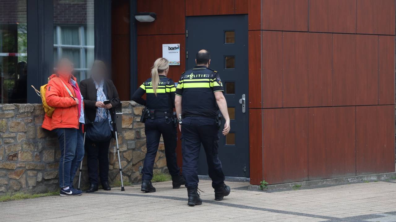 Politie aanwezig bij raadsvergadering over stalbezetting. (Foto: Sander van Gils/ SQ Vision)