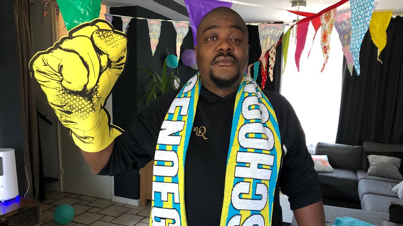 Schoonmaker Kapi Lijfrock uit Eindhoven doet mee aan de FNV-actie voor een beter pensioen.