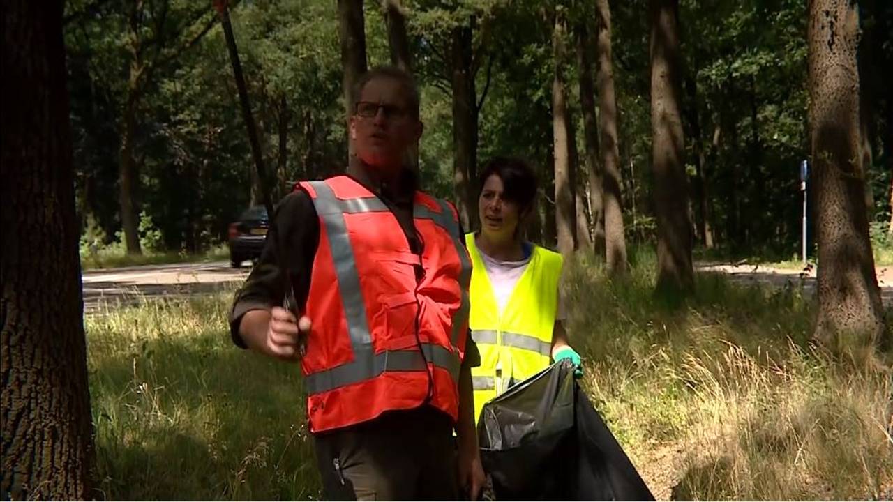 Boswachter Wim raapt afval.