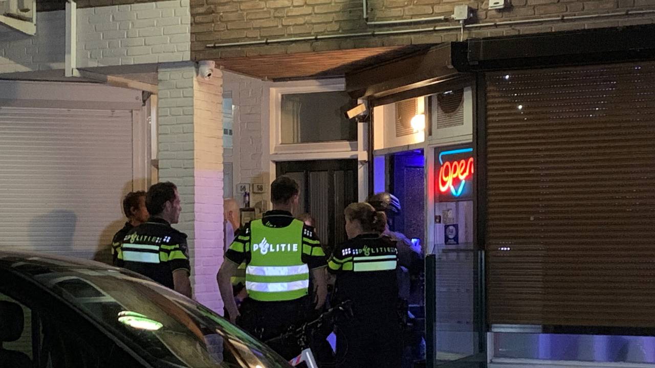 Agenten doorzoeken het café. (foto: Bart Meesters).