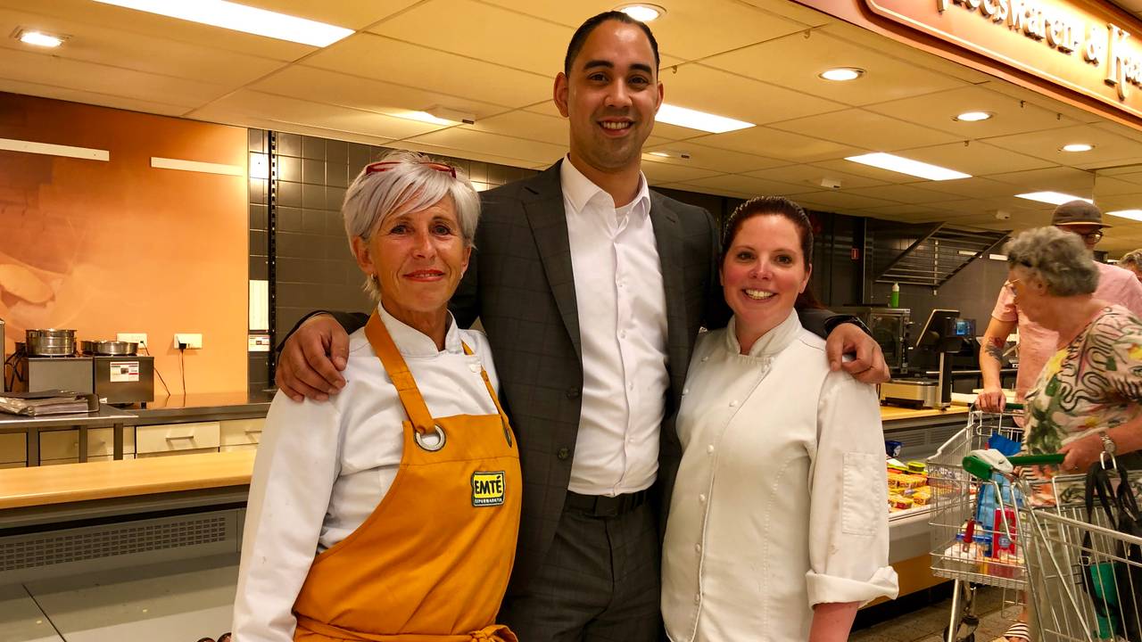 Medewerkers nemen met pijn in het hart afscheid van 'hun' Emté. V.l.n.r. Corine, Robin en Nicole (Foto: Birgit Verhoeven)