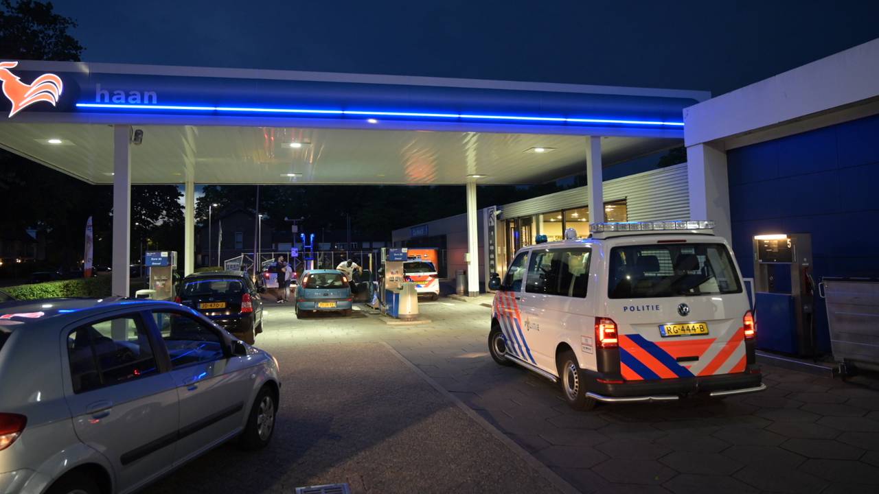 De politie was snel na de overval bij het tankstation in de Beneluxlaan (Foto: Jack Brekelmans).