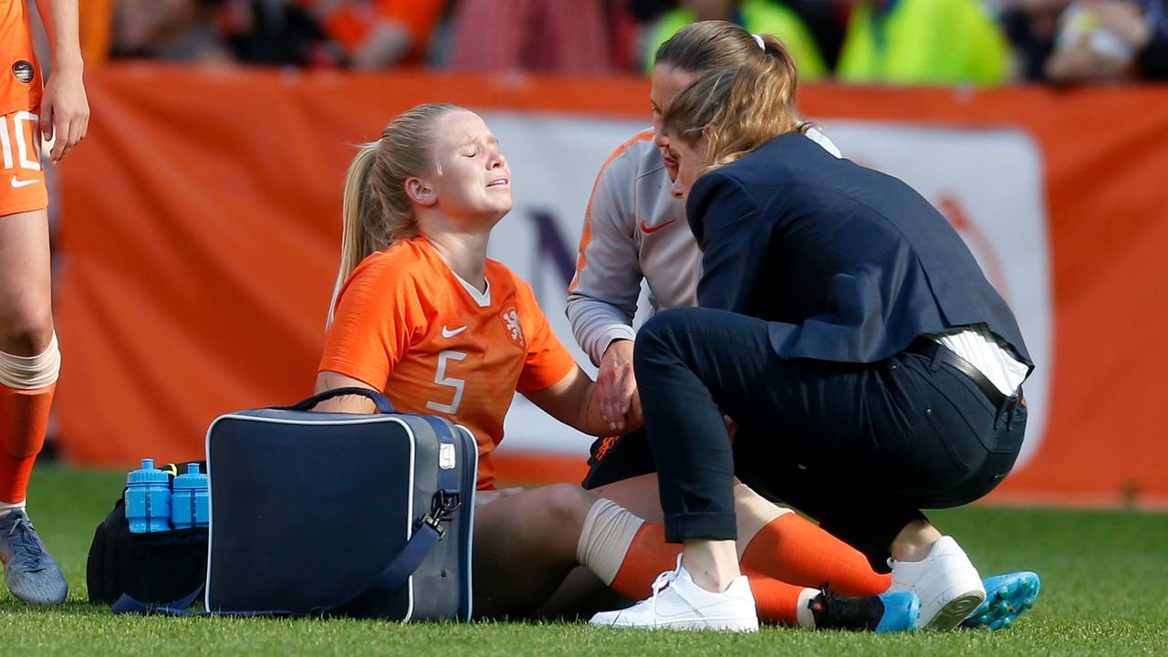 Kika van Es met veel pijn op het veld tijdens duel met Australië (foto: VI Images).