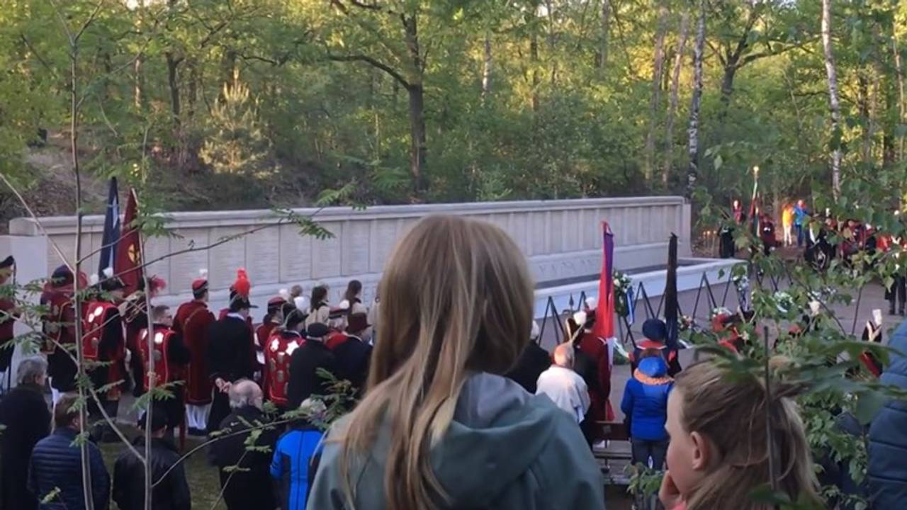Tijdens de dodenherdenking in Vught waren de schreeuwende gevangenen te horen. (Foto: Archief)