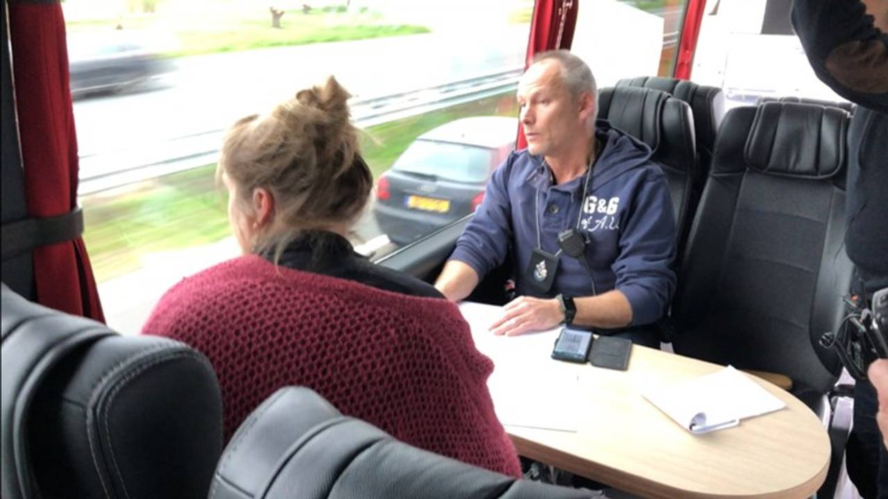 Gebruik van een smartphone achter het stuur: politiecontrole vanuit een bus levert bijna zeshonderd bekeuringen op in Oost-Brabant (Foto: Paul Post)