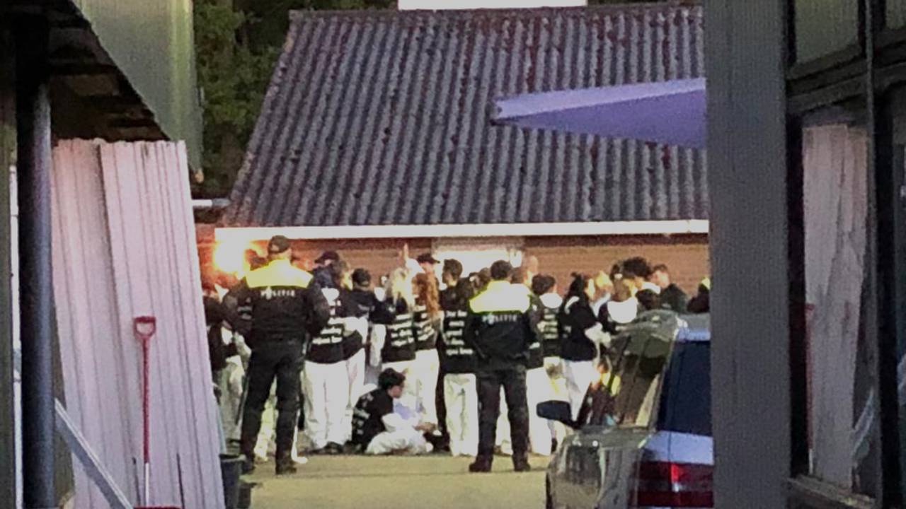 De activisten bleven tot na middernacht bij de stallen