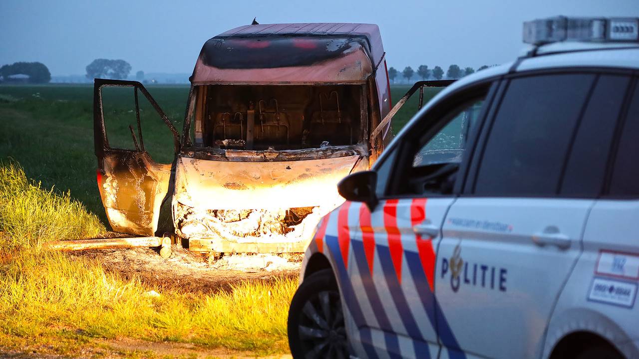 Waarschijnlijk stond de uitgebrande bestelbus er al even. (Foto: Gabor Heeres/SQ Vision)