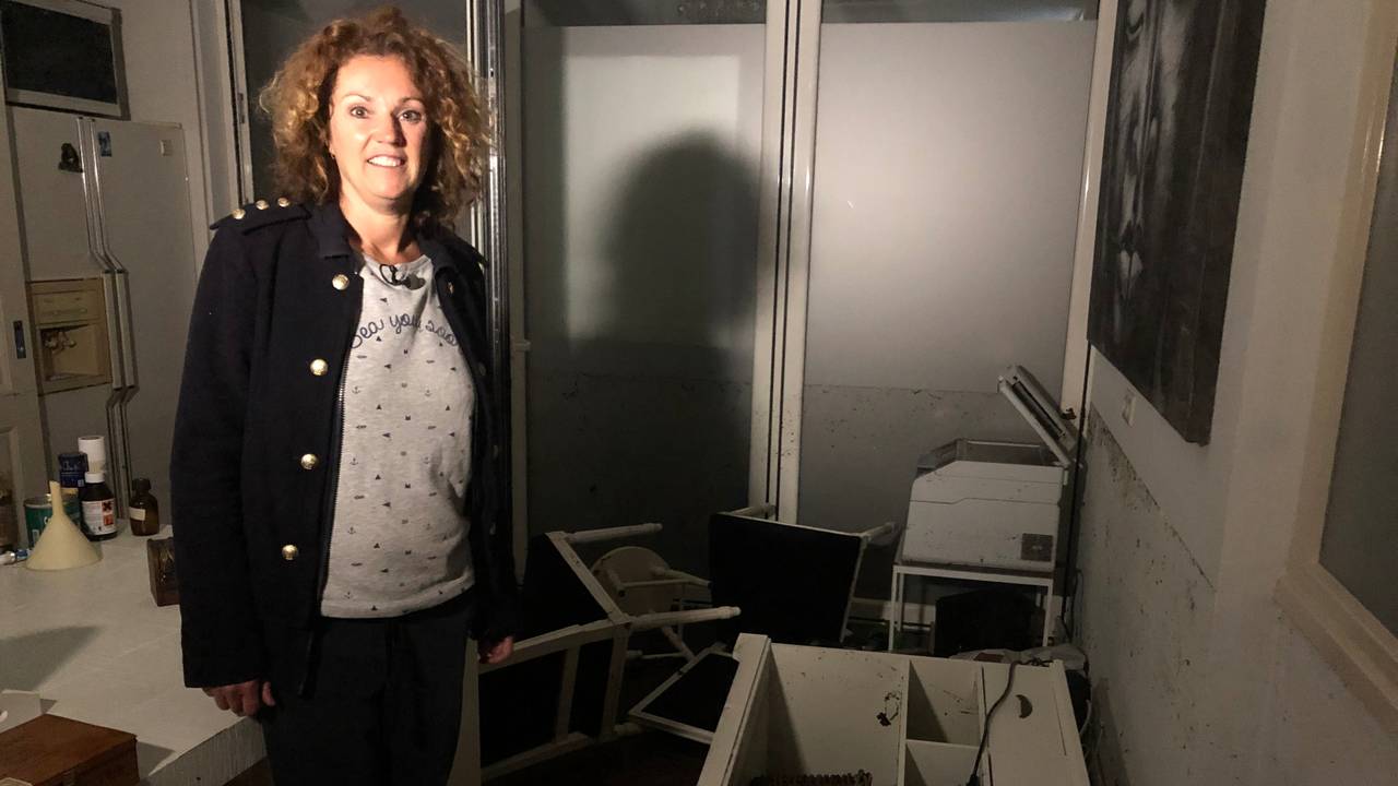 Maud van Schijndel in haar ondergelopen massagepraktijk. (Foto: Imke van de Laar)