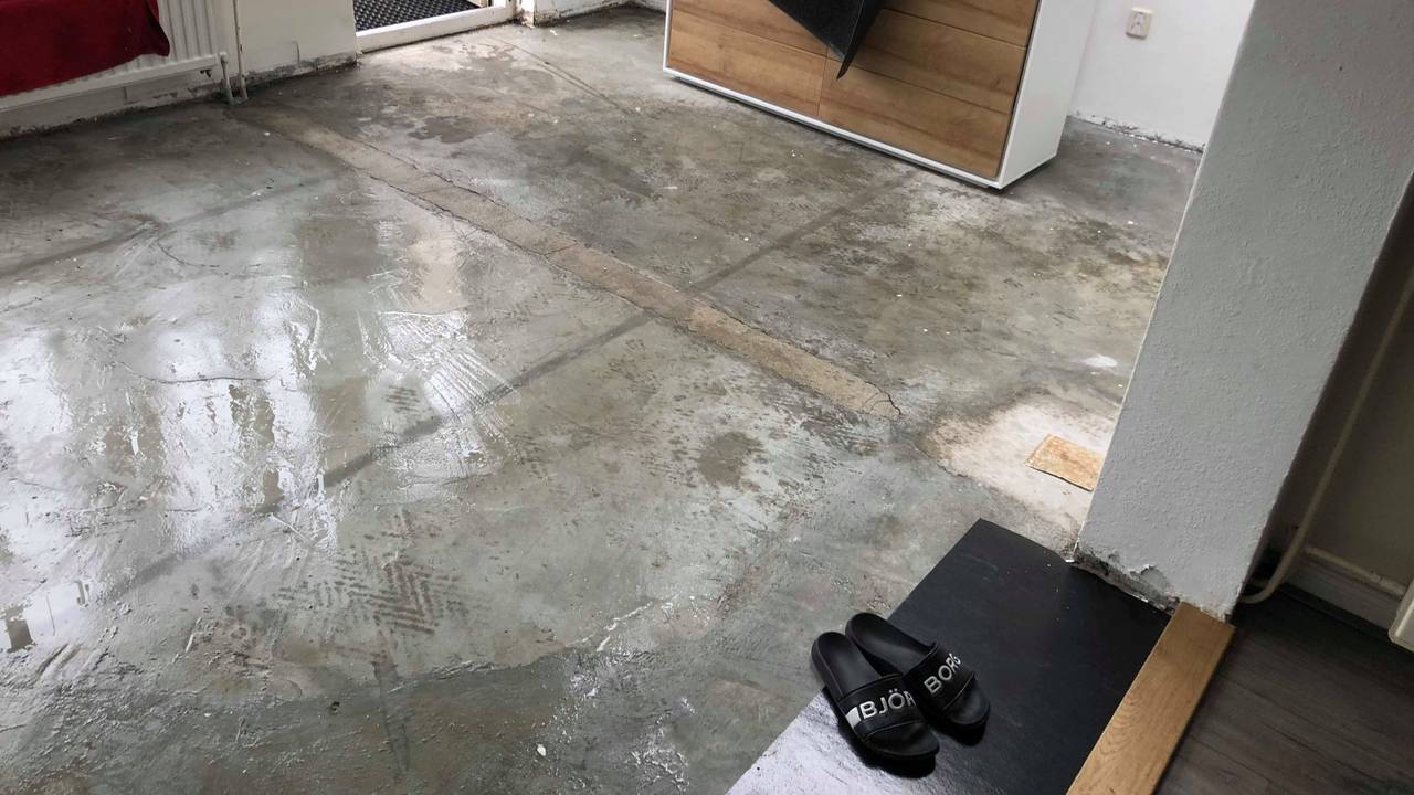 De vloer moest er helemaal uit na de wolkbreuk.