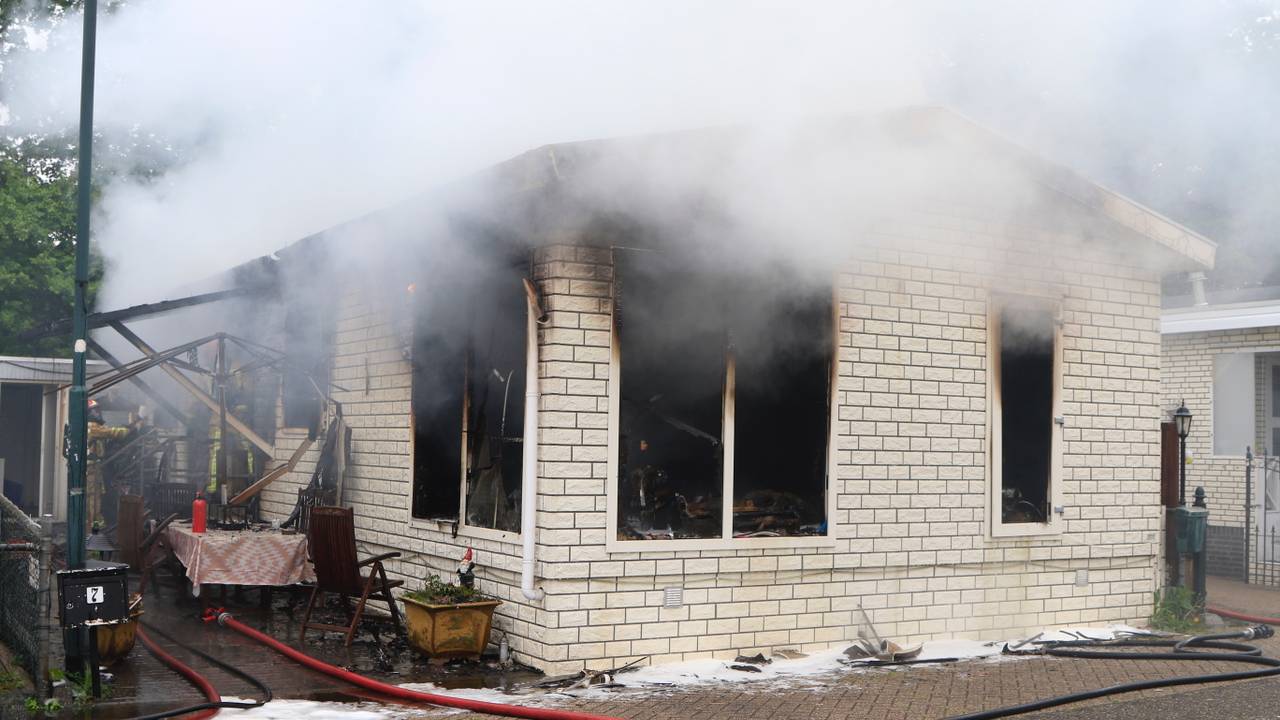 De woonwagen ging verloren. (Foto: 112Nieuwsonline)