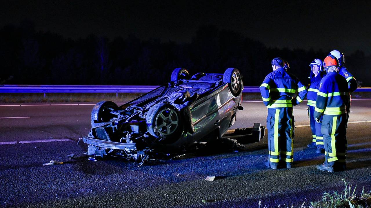 De bestuurder is naar het ziekenhuis gebracht. (Foto: Jack Brekelmans)