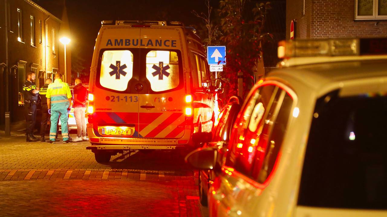 Het slachtoffer werd nagekeken door ambulancemedewerkers. (Foto: Gabor Heeres / SQ Vision)