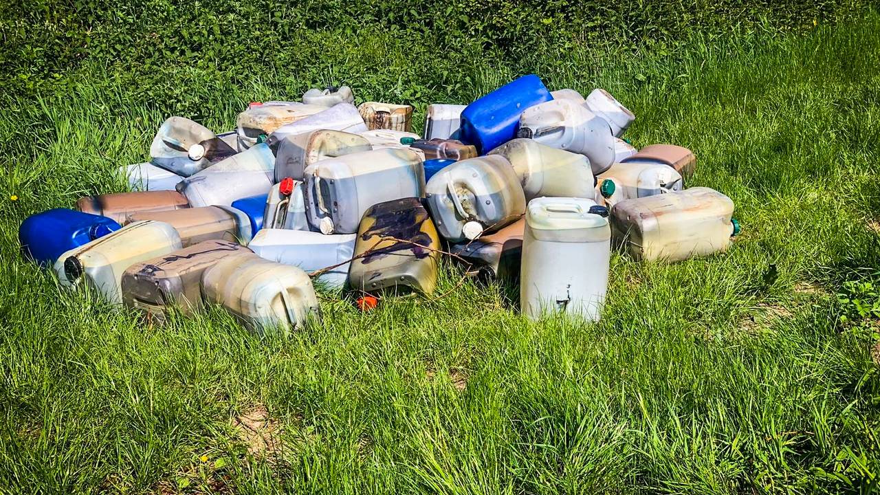 Het afval werd donderdagochtend ontdekt. (Foto: Sem van Rijssel)