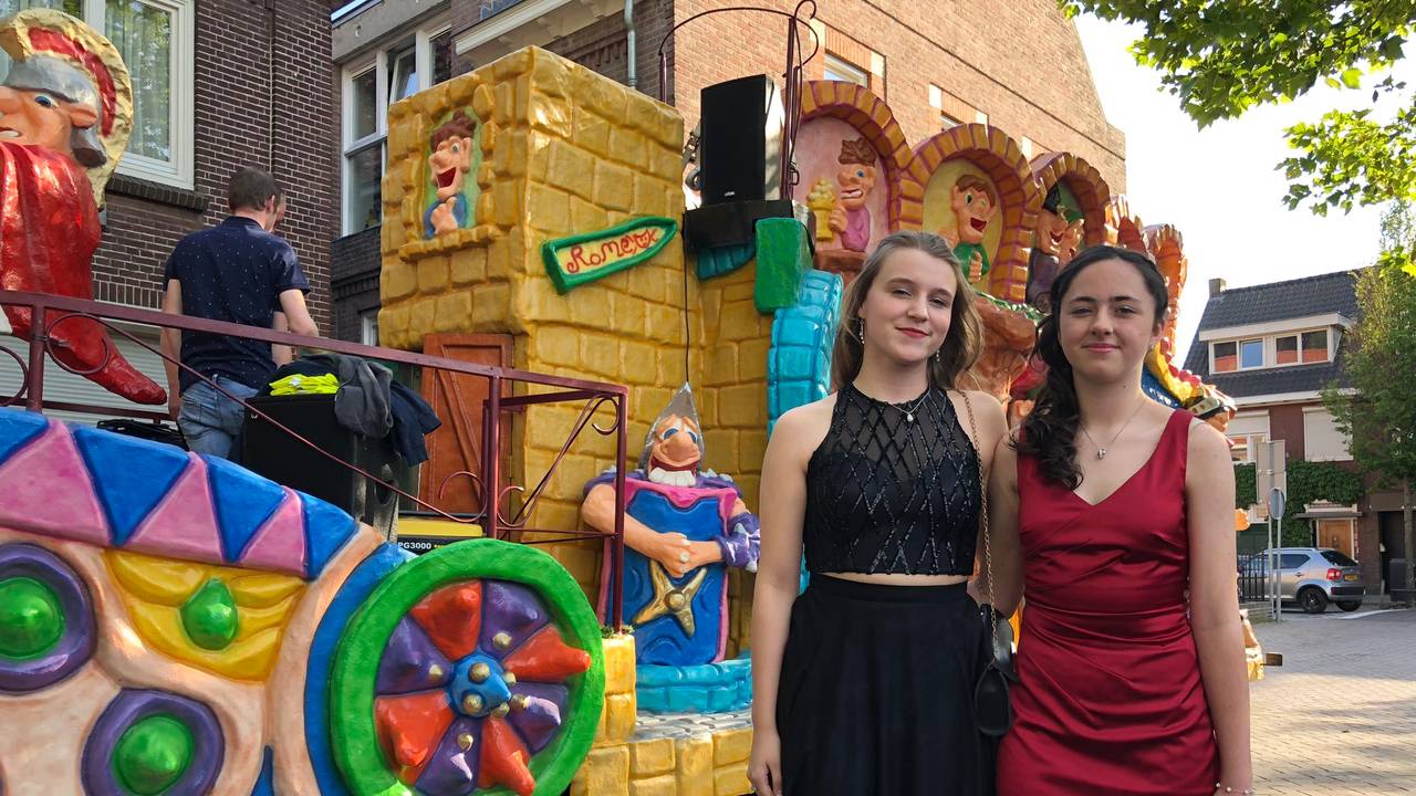 Demi (links) met haar vriendin Laïs. (Foto: Birgit Verhoeven)