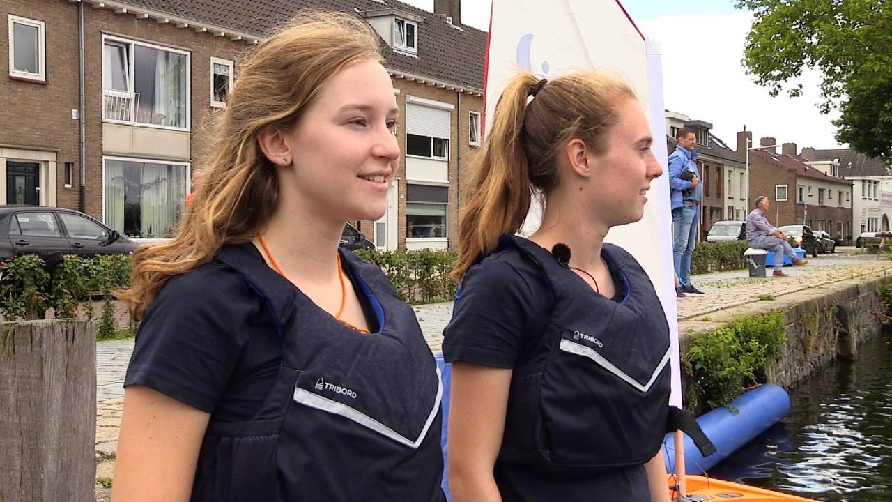 Jolien (links) en Nienke houden toezicht op de kinderen. (foto: Omroep Brabant)