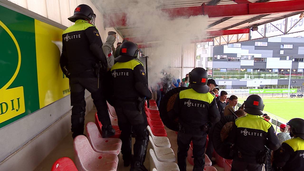 De ME oefent in het stadion van TOP Oss. (Foto: Omroep Brabant)