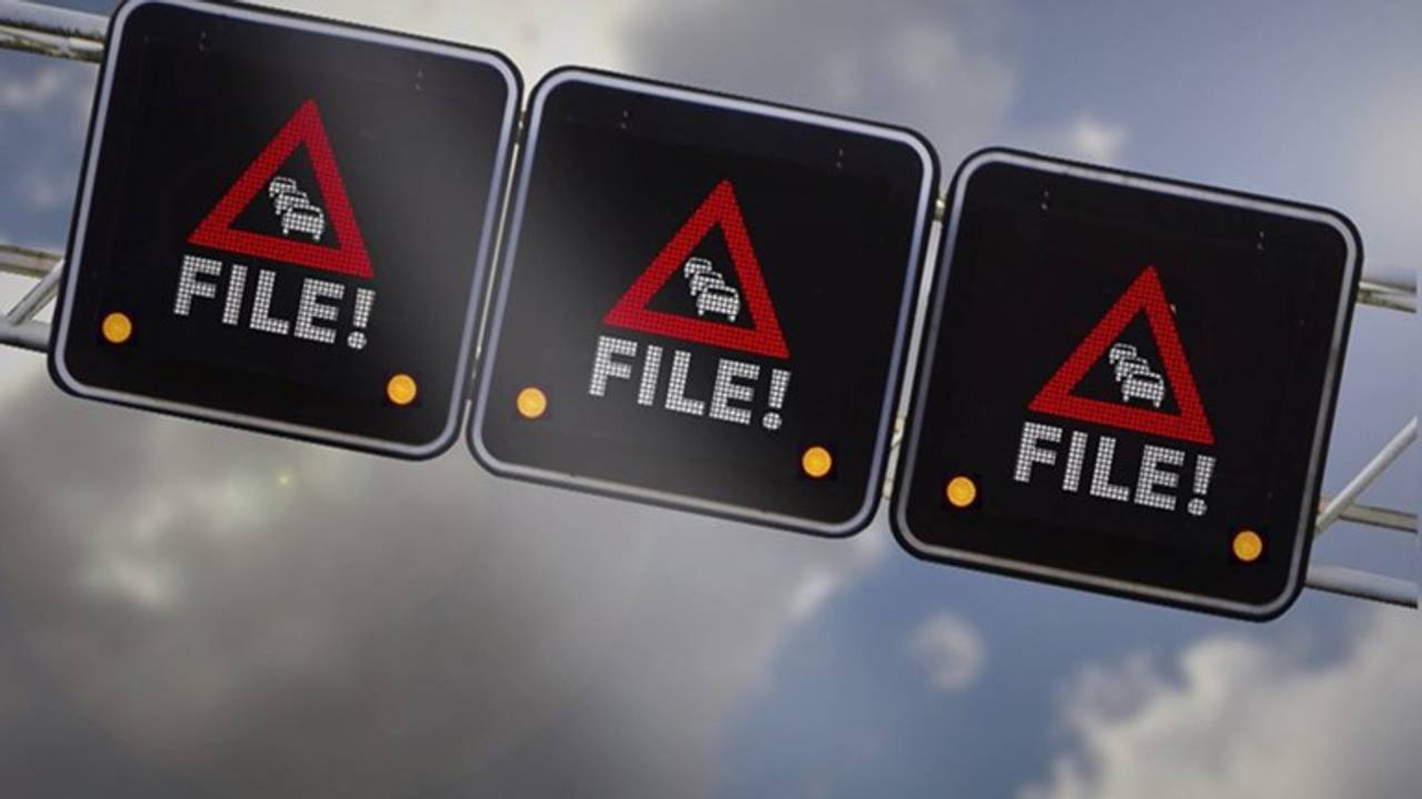 Door het ongeluk ontstaat een flinke file (archieffoto)