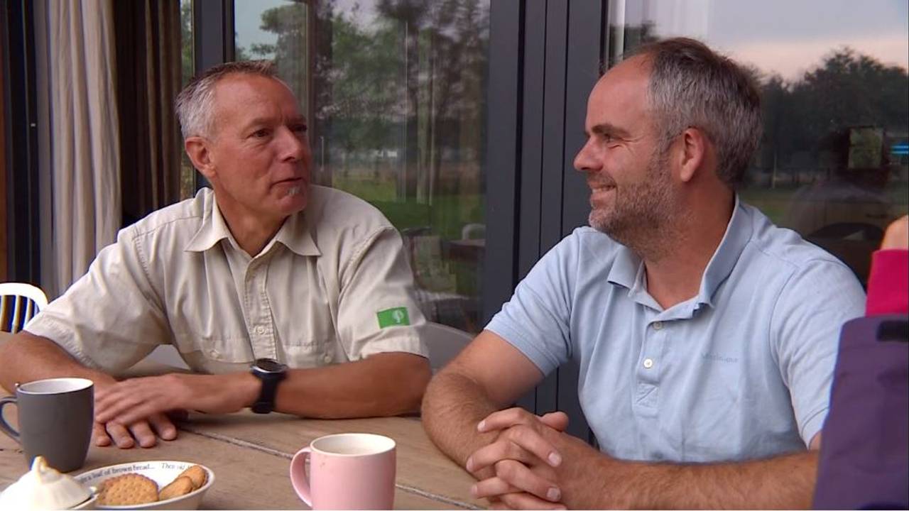 Theo van Staatsbosbeheer en boer Emiel werken samen om de natuur een impuls te geven.