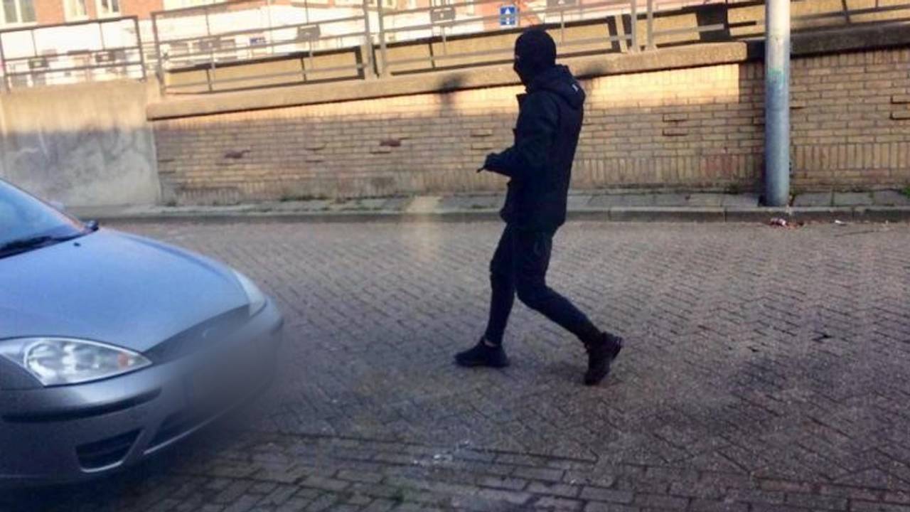 De schutter werd vastgelegd op de foto. De foto is echt, zo bevestigt de politie.