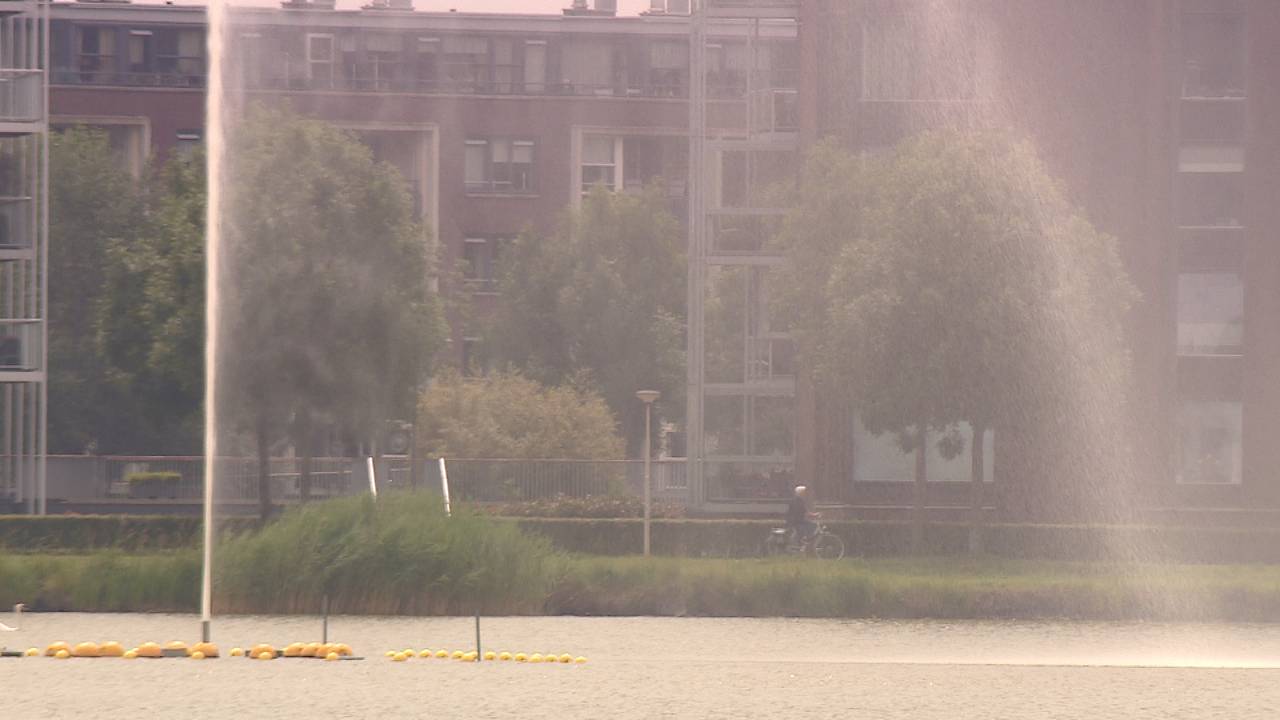 De fontein vernevelt blauwalg (foto: Erik Peeters)