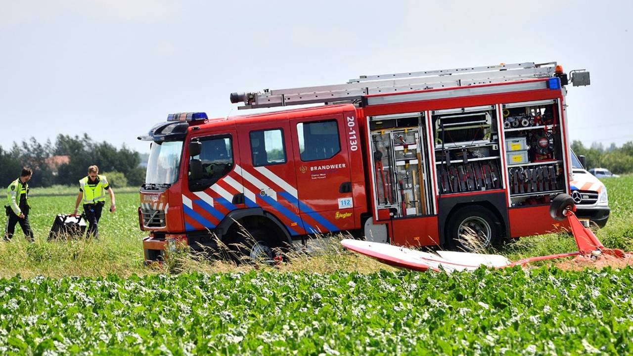 Er kwamen meteen veel hulpdiensten bij de plek van de crash. (Foto: Erald van der Aa)