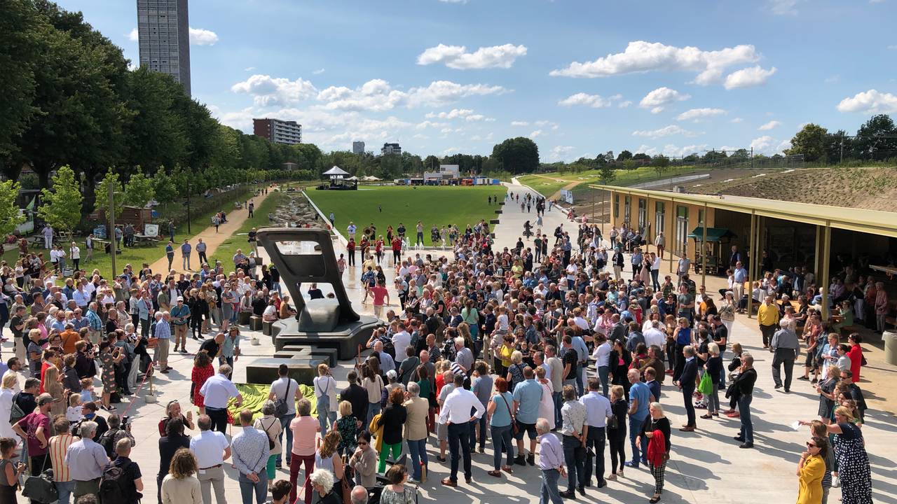 Drukte bij de opening van het Spoorpark (Foto: Tom van den Oetelaar)