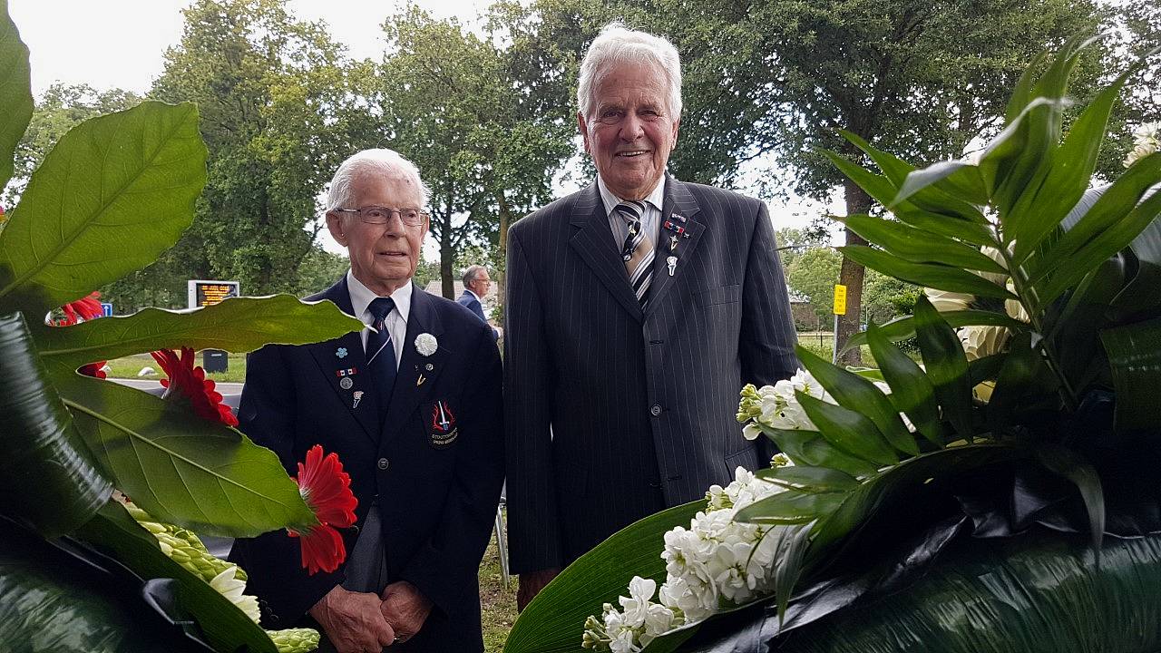 Piet van Oorschot en Toontje van Dommelen leggen een krans bij het monument in Schijndel.