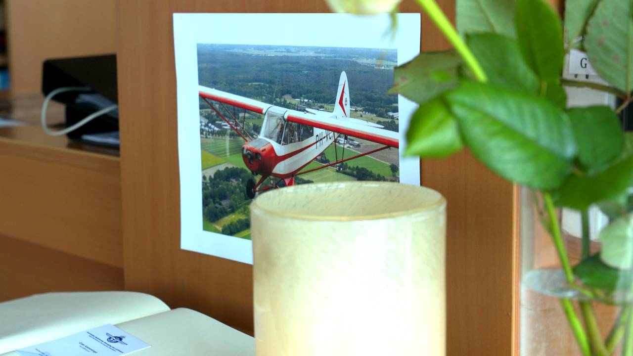 Gedenkhoek in de verkeerstoren met een foto van het gechrashte vliegtuig.