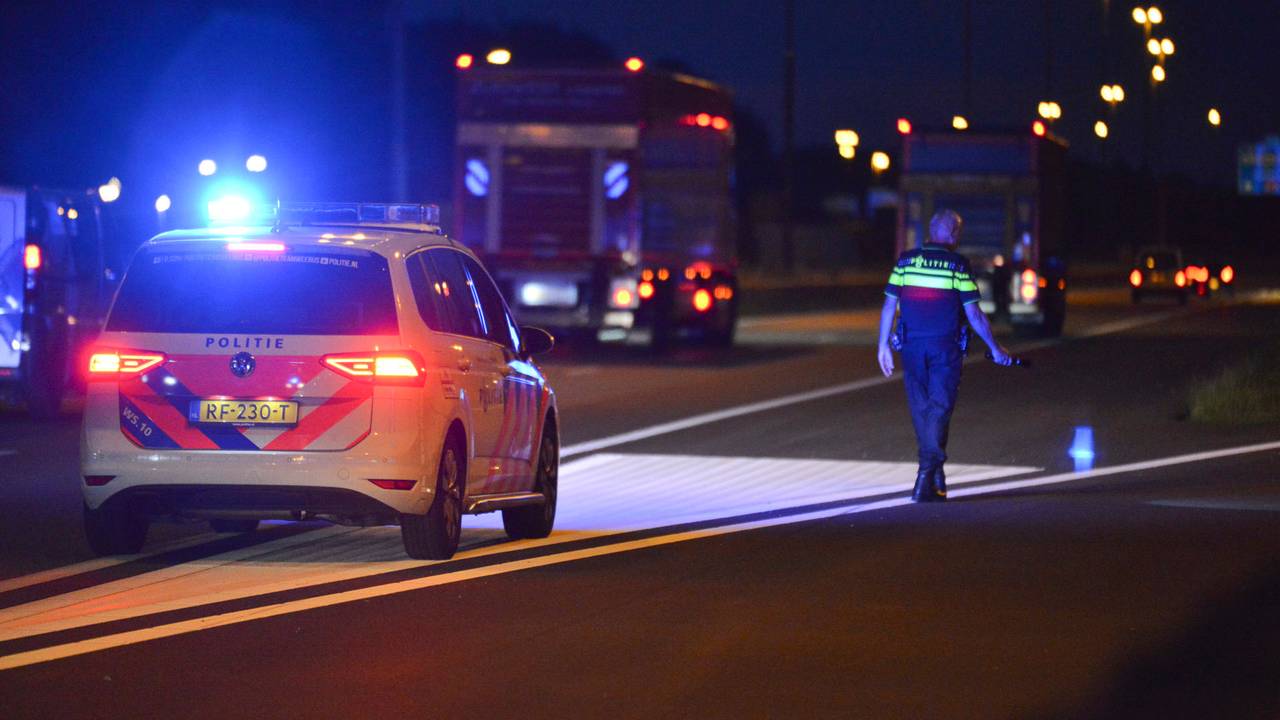 De politie deed onderzoek op de A16. (Foto: Perry Roovers)