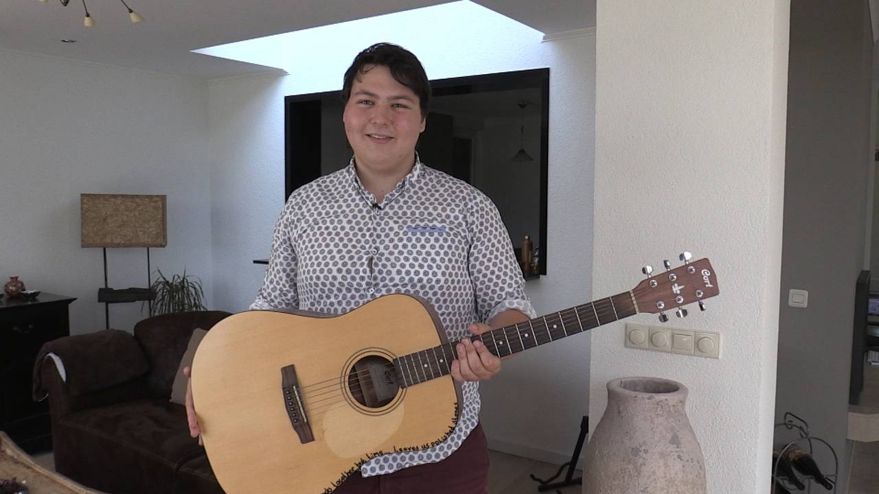 Dennis moet zijn gitaren verkopen.