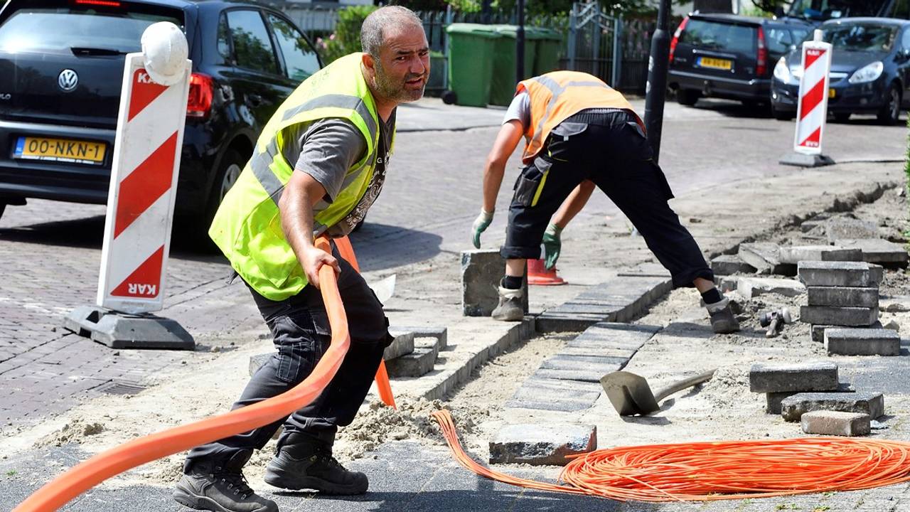 Glasvezel aanleggen tijdens een hete dag (archieffoto: Erald van der Aa).