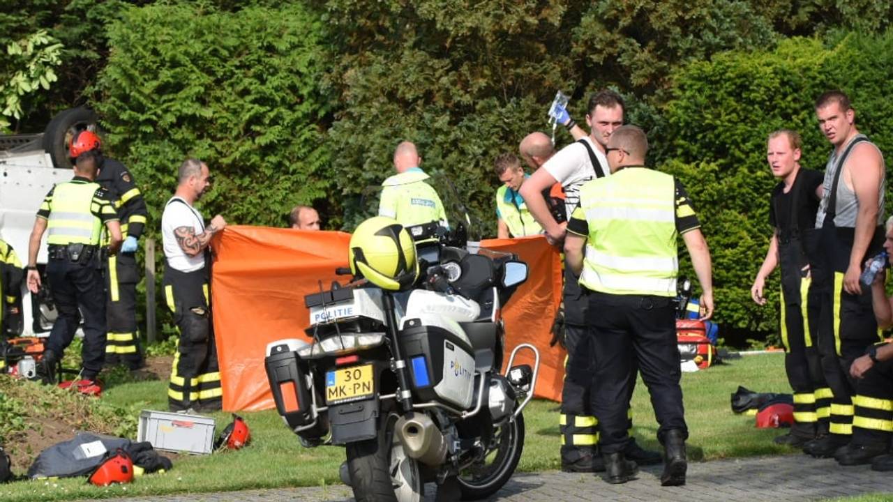 Dode bij ongeluk in Oud Gastel, busje sloeg meerdere malen over de kop