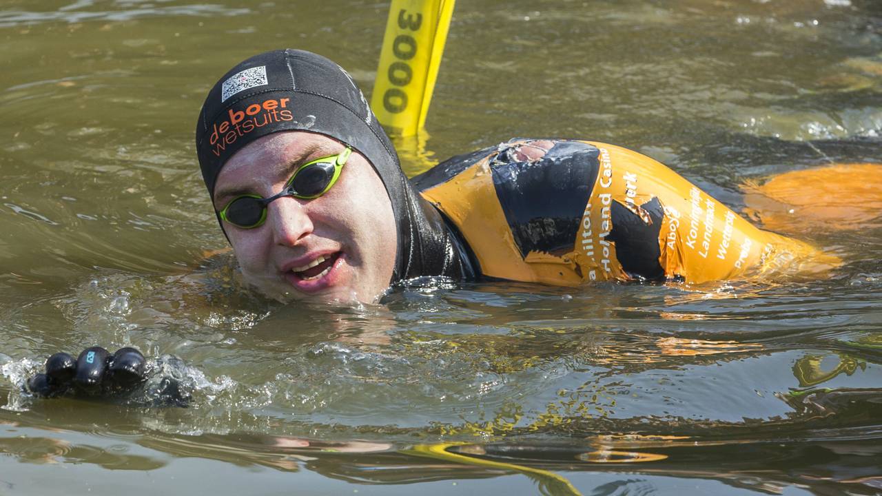 Maarten van der Weijden tijdens zijn zwemtocht. (Foto: ANP)