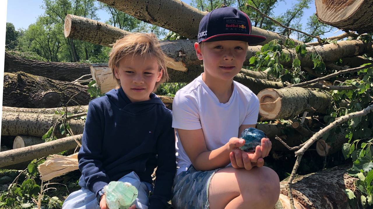 Felipe en Quint tonen trots hun gevonden glaswerk