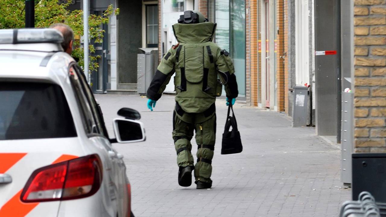 Medewerker van de EOD op weg naar het explosief Foto: Erald van der Aa